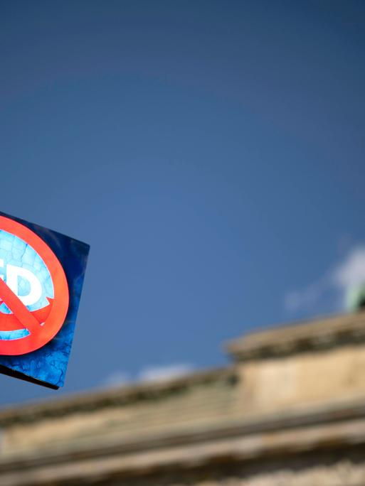Demonstranten mit Schild "AfD-Verbot Jetzt" bei der Kundgebung und Demonstation vom Bündnis Gemeinsam Gegen Rechts fuer ein Verbot der Partei AfD Alternative fuer Deutschland Demonstranten mit Schild "AfD-Verbot Jetzt" bei der Kundgebung und Demonstation vom Bündnis Gemeinsam Gegen Rechts fuer ein Verbot der Partei AfD Alternative fuer Deutschland