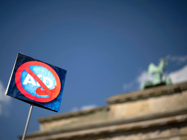 Demonstranten mit Schild "AfD-Verbot Jetzt" bei der Kundgebung und Demonstation vom Bündnis Gemeinsam Gegen Rechts fuer ein Verbot der Partei AfD Alternative fuer Deutschland Demonstranten mit Schild "AfD-Verbot Jetzt" bei der Kundgebung und Demonstation vom Bündnis Gemeinsam Gegen Rechts fuer ein Verbot der Partei AfD Alternative fuer Deutschland