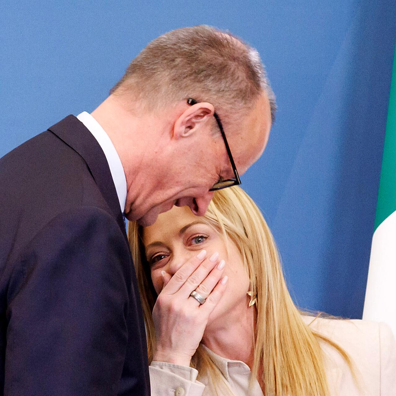 Bundeskanzler Friedrich Merz und Italiens Ministerpräsidentin Giorgia Meloni umarmen sich und lachen bei Regierungskonsultationen in Rom (23.01.2026)