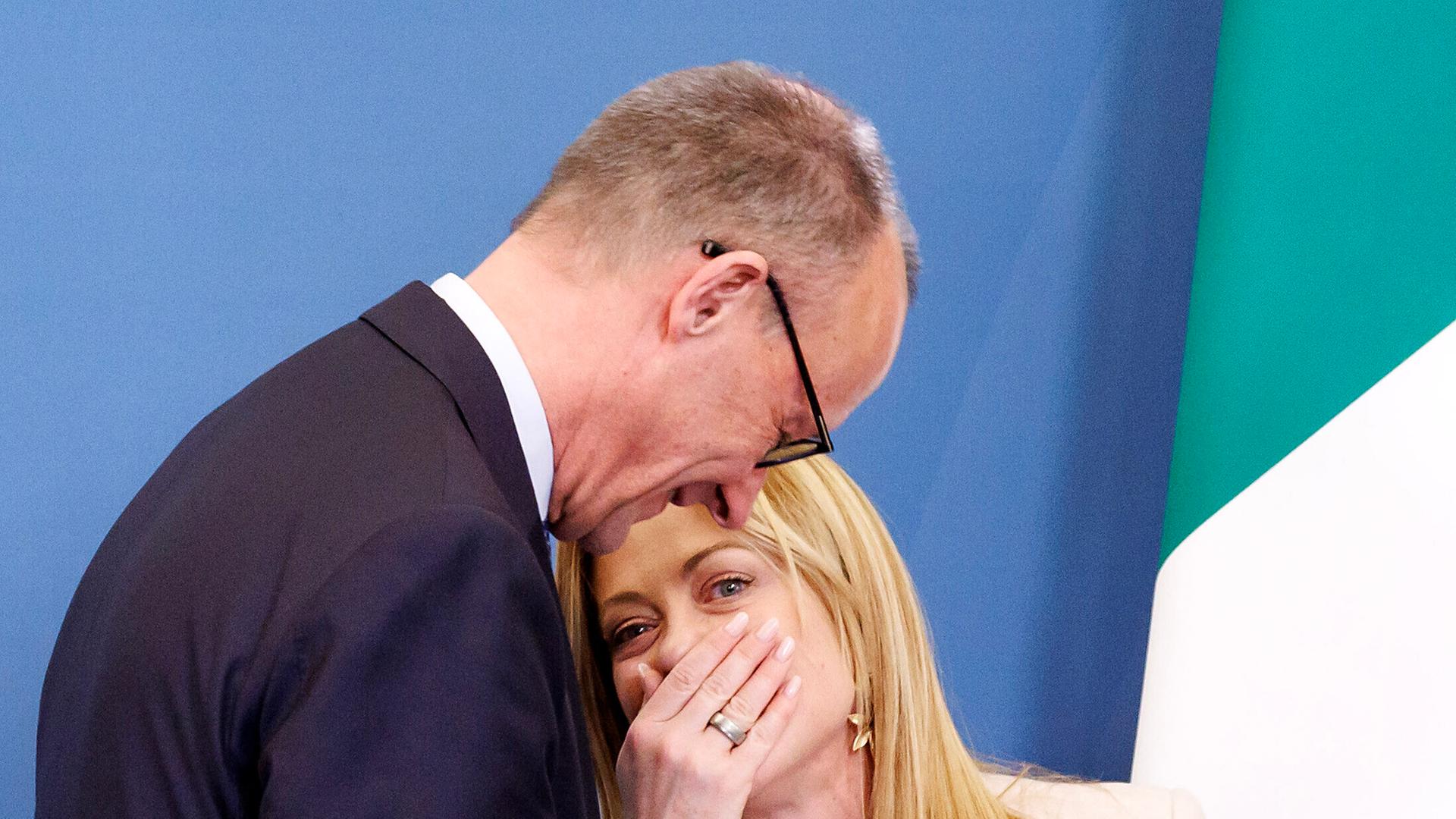 Bundeskanzler Friedrich Merz und Italiens Ministerpräsidentin Giorgia Meloni umarmen sich und lachen bei Regierungskonsultationen in Rom (23.01.2026) Bundeskanzler Friedrich Merz und Italiens Ministerpräsidentin Giorgia Meloni umarmen sich und lachen bei Regierungskonsultationen in Rom (23.01.2026)