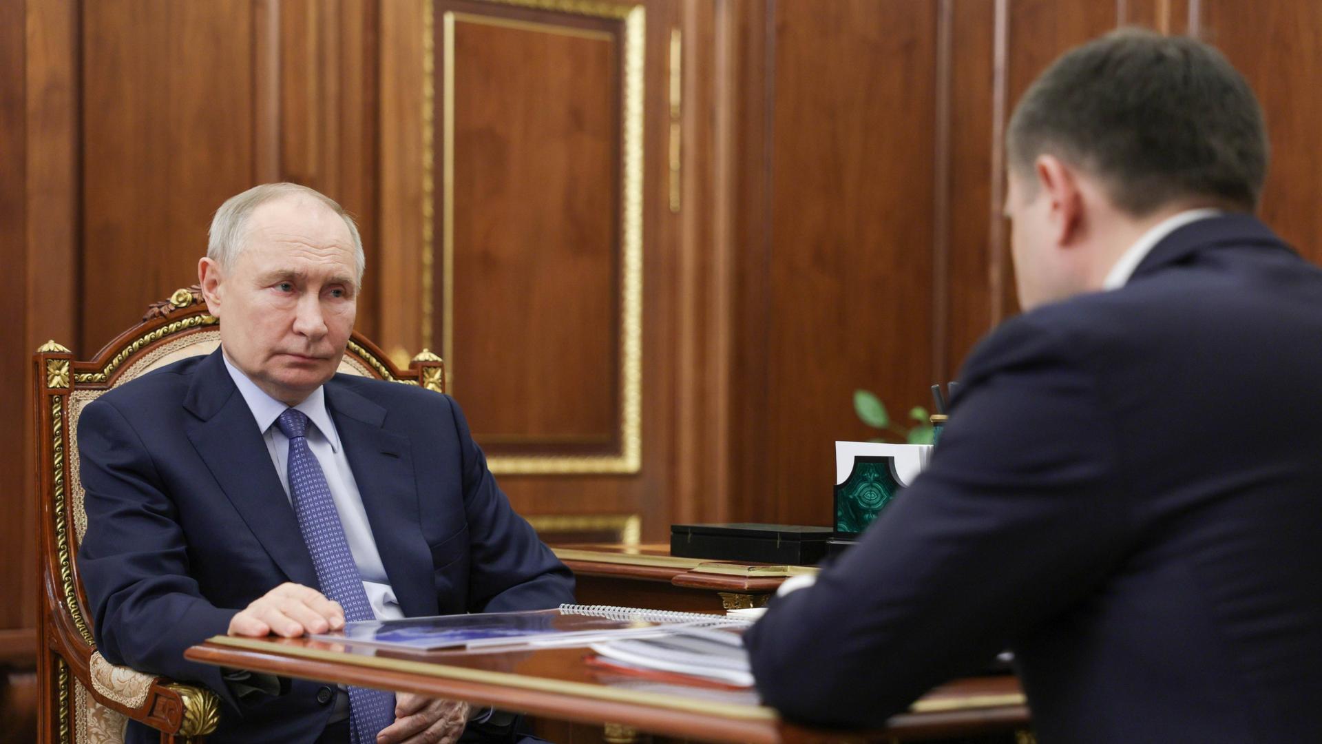 Der russische Präsident Putin spricht mit Pyotr Fradkov. Der russische Präsident Putin spricht mit Pyotr Fradkov.