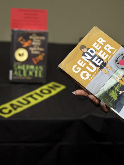 "Gender Queer" von Maia Kobabe ist ein Beispiel für ein Buch mit einem diversen Thema, das an vielen Schulen in den USA nicht mehr gelesen werden soll. Es wird neben anderen Büchern auf der Banned Books Week in der Lincoln Belmont-Zweigstelle der Chicago…