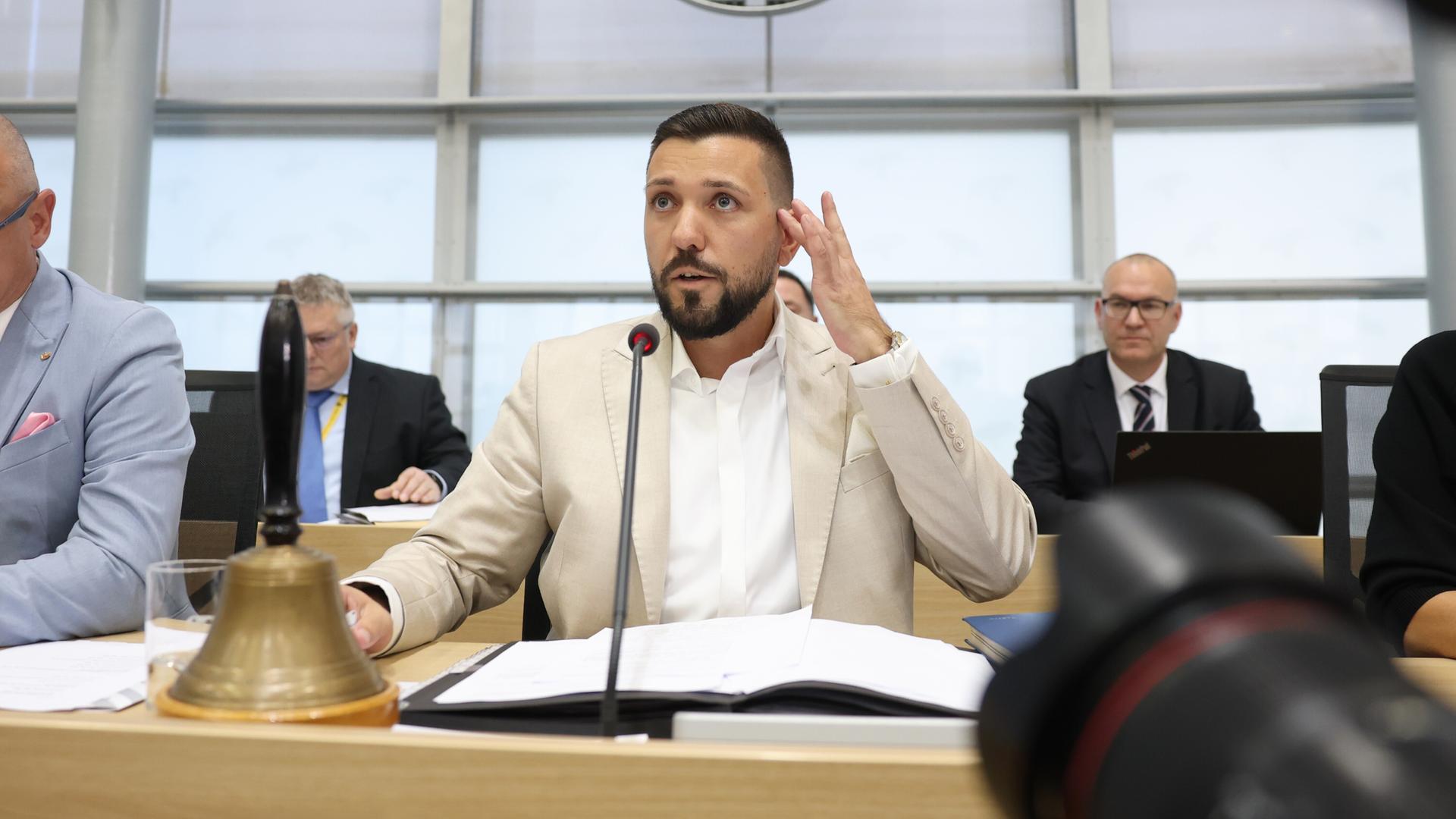 Der neugewählte Landtagspräsident Tobias Rausch (AfD) sitzt nach seiner Wahl am Pult während der konstituierenden Sitzung des Landtags von Sachsen-Anhalt.