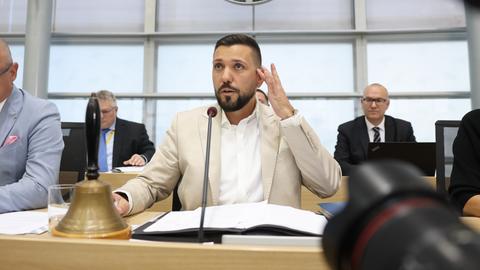 Der neugewählte Landtagspräsident Tobias Rausch (AfD) sitzt nach seiner Wahl am Pult während der konstituierenden Sitzung des Landtags von Sachsen-Anhalt.