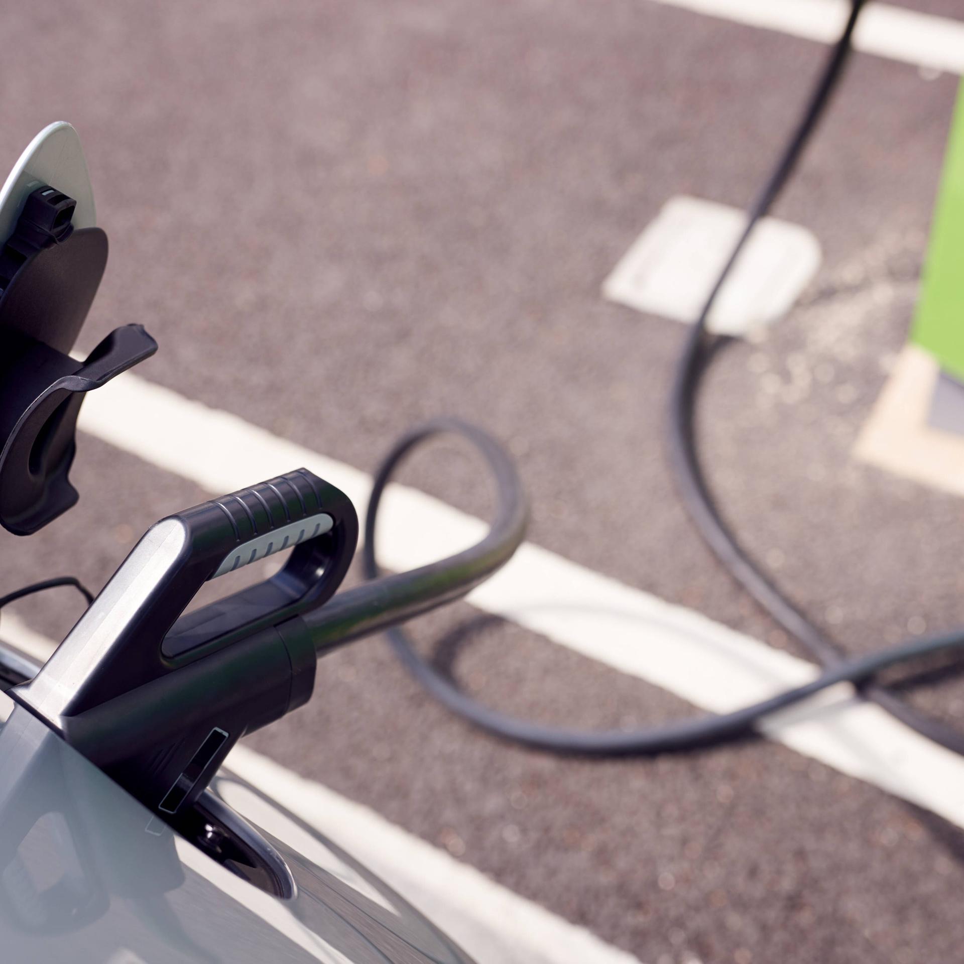 Ein E-Auto an der Ladestation