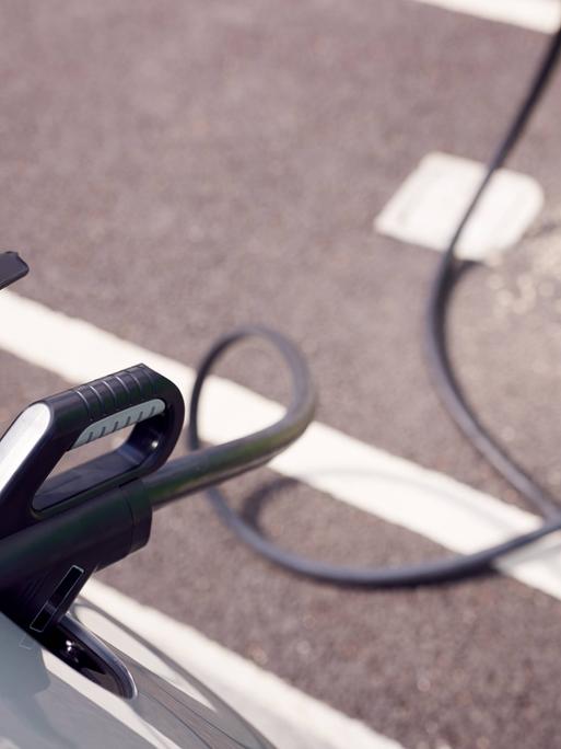 Ein E-Auto an der Ladestation