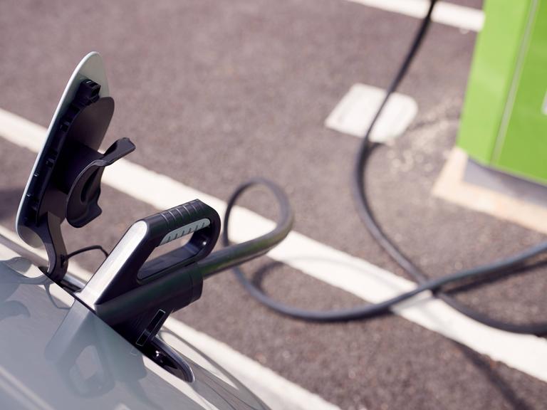 Ein E-Auto an der Ladestation