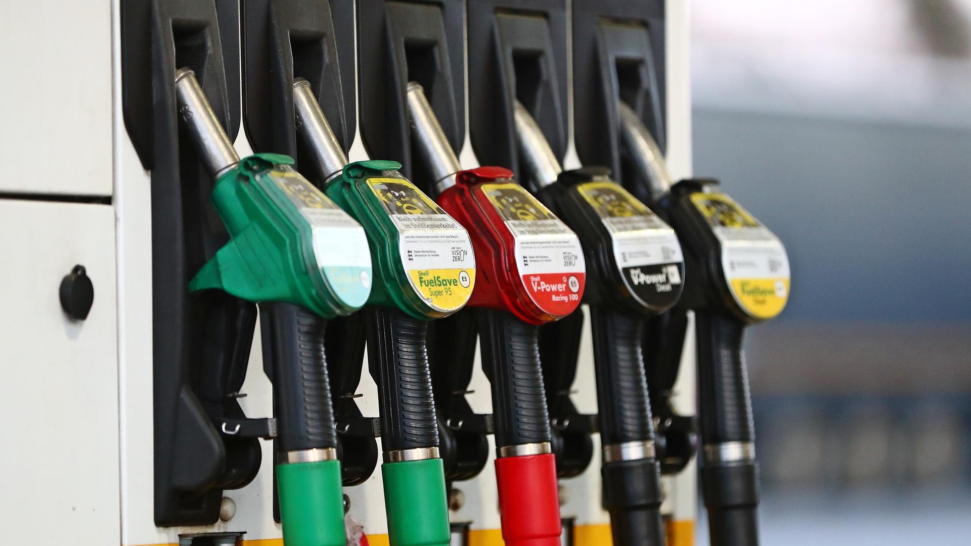 An der Zapfsäule einer Tankstelle sind eingehängte Zapfhähne für verschiedene Kraftstoffsorten zu sehen. An der Zapfsäule einer Tankstelle sind eingehängte Zapfhähne für verschiedene Kraftstoffsorten zu sehen.