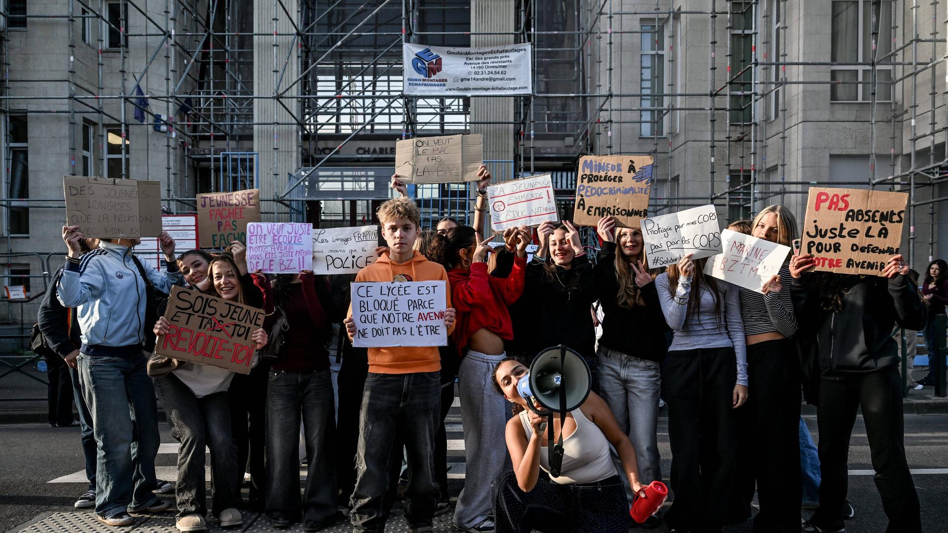 Porestierende Schülerinnen und Schüler des Lycée Charles de Gaulle in Caen