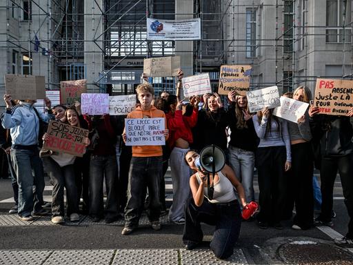 Porestierende Schülerinnen und Schüler des Lycée Charles de Gaulle in Caen