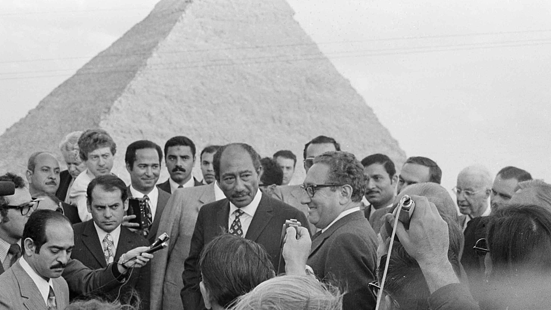Symbol der Westbindung: Der ägyptische Präsident Anwar Sadat und der amerikanische Außenminister Henry Kissinger im Februar 1974 bei den Pyramiden Symbol der Westbindung: Der ägyptische Präsident Anwar Sadat und der amerikanische Außenminister Henry Kissinger im Februar 1974 bei den Pyramiden