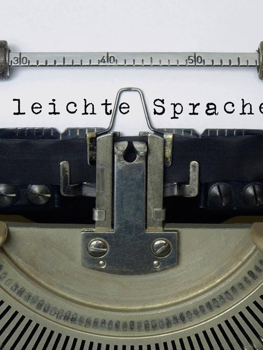 Schreibmaschine mit Schriftzug leichte Sprache Schreibmaschine mit Schriftzug leichte Sprache