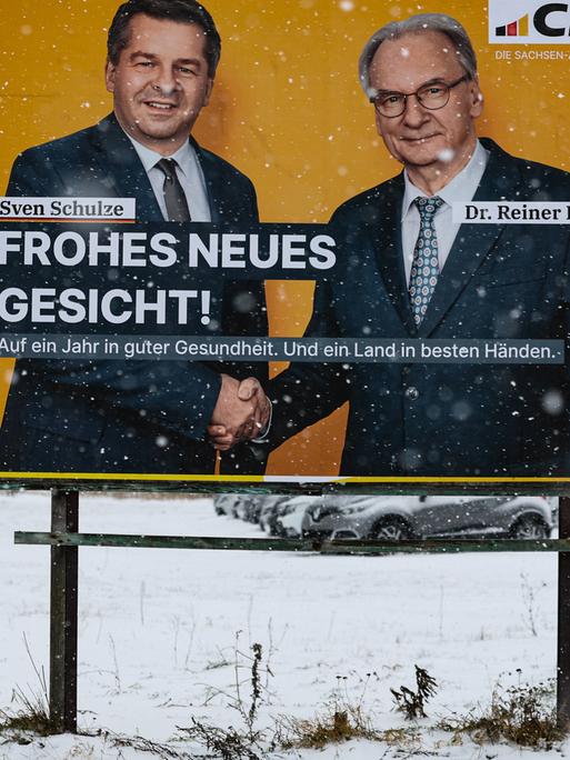 Grossplakat von Ministerpräsident Dr. Reiner Haseloff (CDU, Sachsen-Anhalt) mit Sven Schulze (CDU, Sachsen-Anhalt). Die CDU wirbt mit Sven Schulze (CDU, Sachsen-Anhalt) als Frohes neues Gesicht, der jetzt zum neuen Ministerpräsidenten gewählt wurde Grossplakat von Ministerpräsident Dr. Reiner Haseloff (CDU, Sachsen-Anhalt) mit Sven Schulze (CDU, Sachsen-Anhalt). Die CDU wirbt mit Sven Schulze (CDU, Sachsen-Anhalt) als Frohes neues Gesicht, der jetzt zum neuen Ministerpräsidenten gewählt wurde