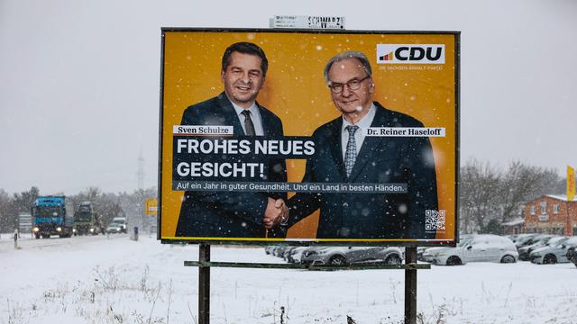 Auf einem großen Plakat in einer verschneiten Landschaft sind Sven Schulze und Reiner Haseloff zu sehen. Sie reichen sich die Hand. Auf dem Plakat steht "Frohes Neues Gesicht!" und das Logo der CDU.