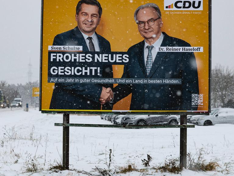 Grossplakat von Ministerpräsident Dr. Reiner Haseloff (CDU, Sachsen-Anhalt) mit Sven Schulze (CDU, Sachsen-Anhalt). Die CDU wirbt mit Sven Schulze (CDU, Sachsen-Anhalt) als Frohes neues Gesicht, der jetzt zum neuen Ministerpräsidenten gewählt wurde Grossplakat von Ministerpräsident Dr. Reiner Haseloff (CDU, Sachsen-Anhalt) mit Sven Schulze (CDU, Sachsen-Anhalt). Die CDU wirbt mit Sven Schulze (CDU, Sachsen-Anhalt) als Frohes neues Gesicht, der jetzt zum neuen Ministerpräsidenten gewählt wurde
