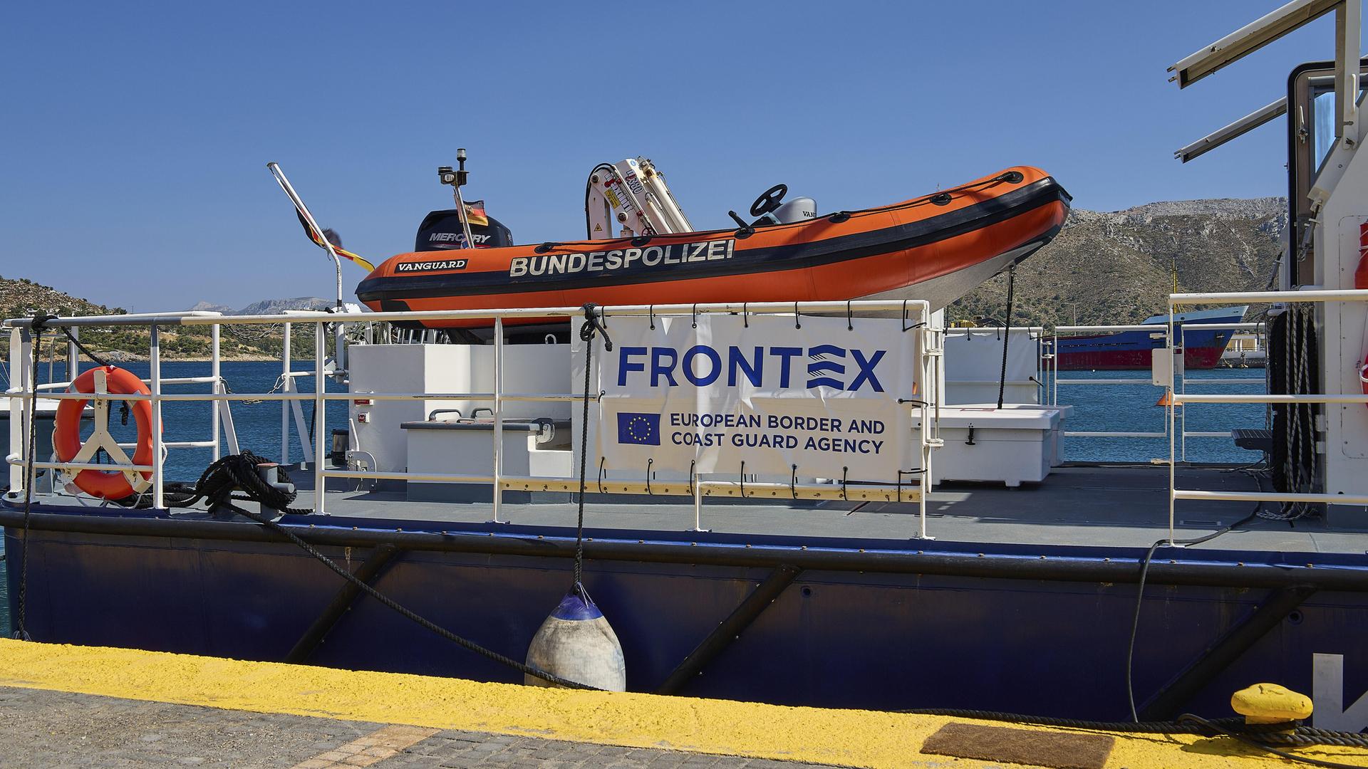 Frontex-Küstenwachtboot am Dock mit orangefarbenem Schlauchboot, auf dem Bundespolizei steht (Griechenland, 14.06.2025) Frontex-Küstenwachtboot am Dock mit orangefarbenem Schlauchboot, auf dem Bundespolizei steht (Griechenland, 14.06.2025)