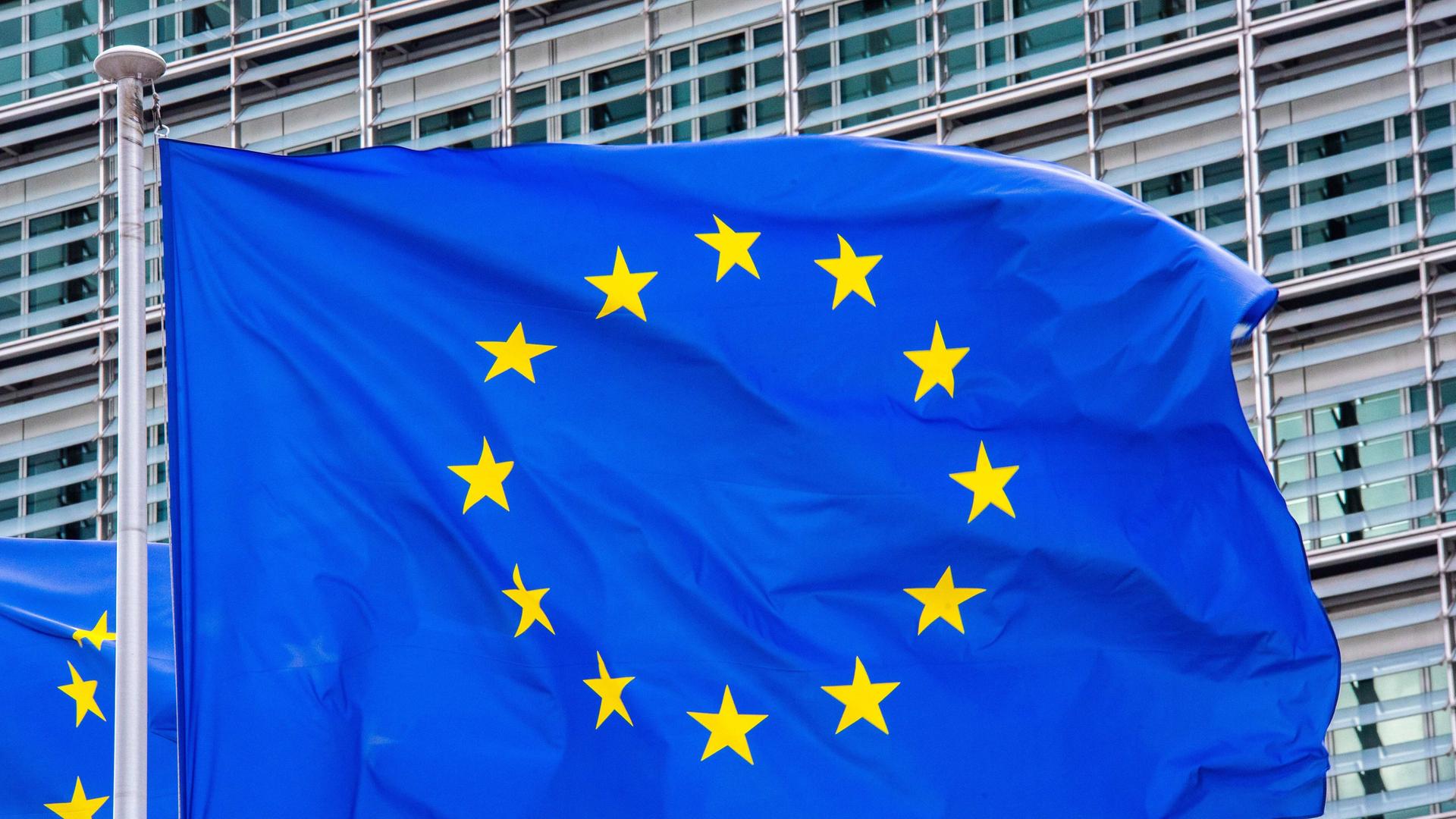 Die Fahnen der Europäischen Union wehen vor dem Sitz der EU-Kommission in Brüssel.