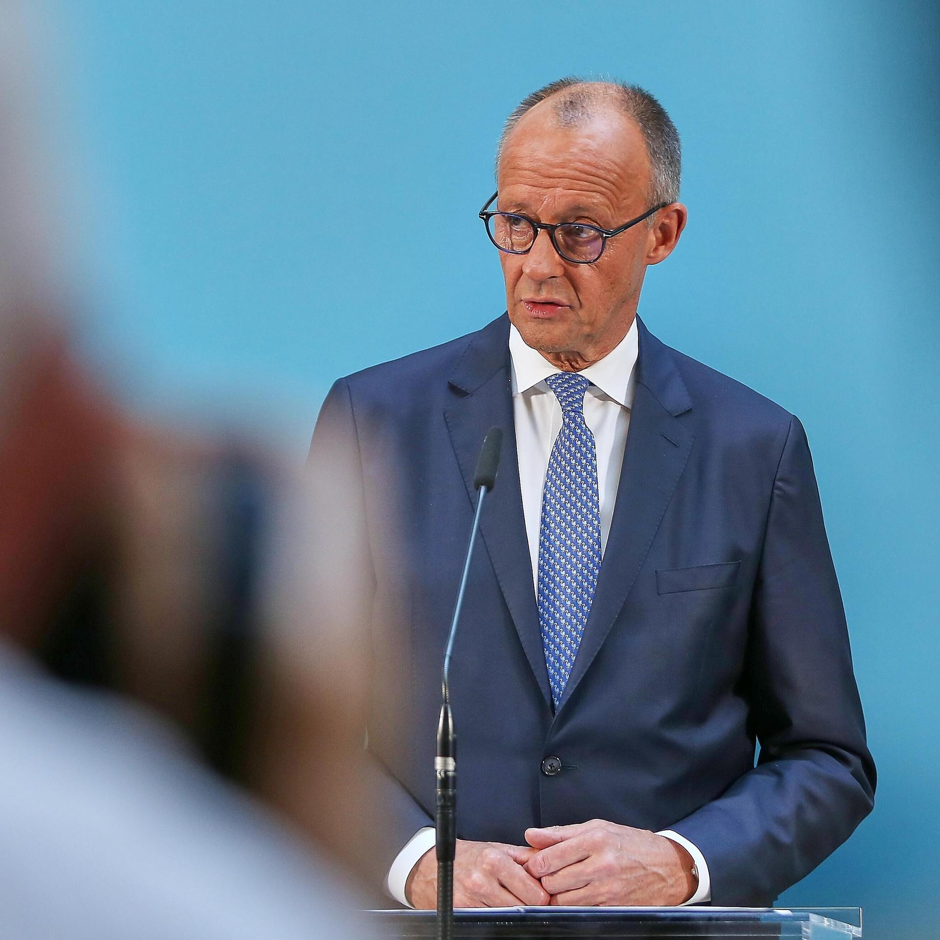 Deutscher Bundestag: Pressekonferenz nach Sondersitzung der Unionsfraktion: Bundeskanzler Friedrich Merz (CDU)