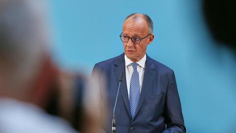 Deutscher Bundestag: Pressekonferenz nach Sondersitzung der Unionsfraktion: Bundeskanzler Friedrich Merz (CDU)
