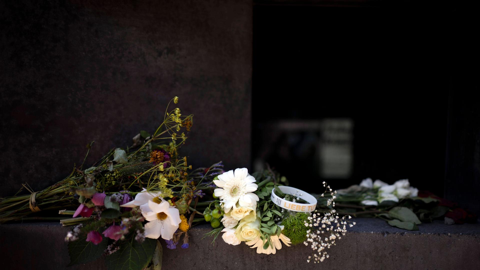 Blumen liegen am Denkmal für die im Nationalsozialismus verfolgten Homosexuellen nahe des Tatorts im Berliner Tiergarten wo ein Attentäter am CSD in eine Menschenmenge gefahren ist, eine Person tötete und mehrere verletzte
