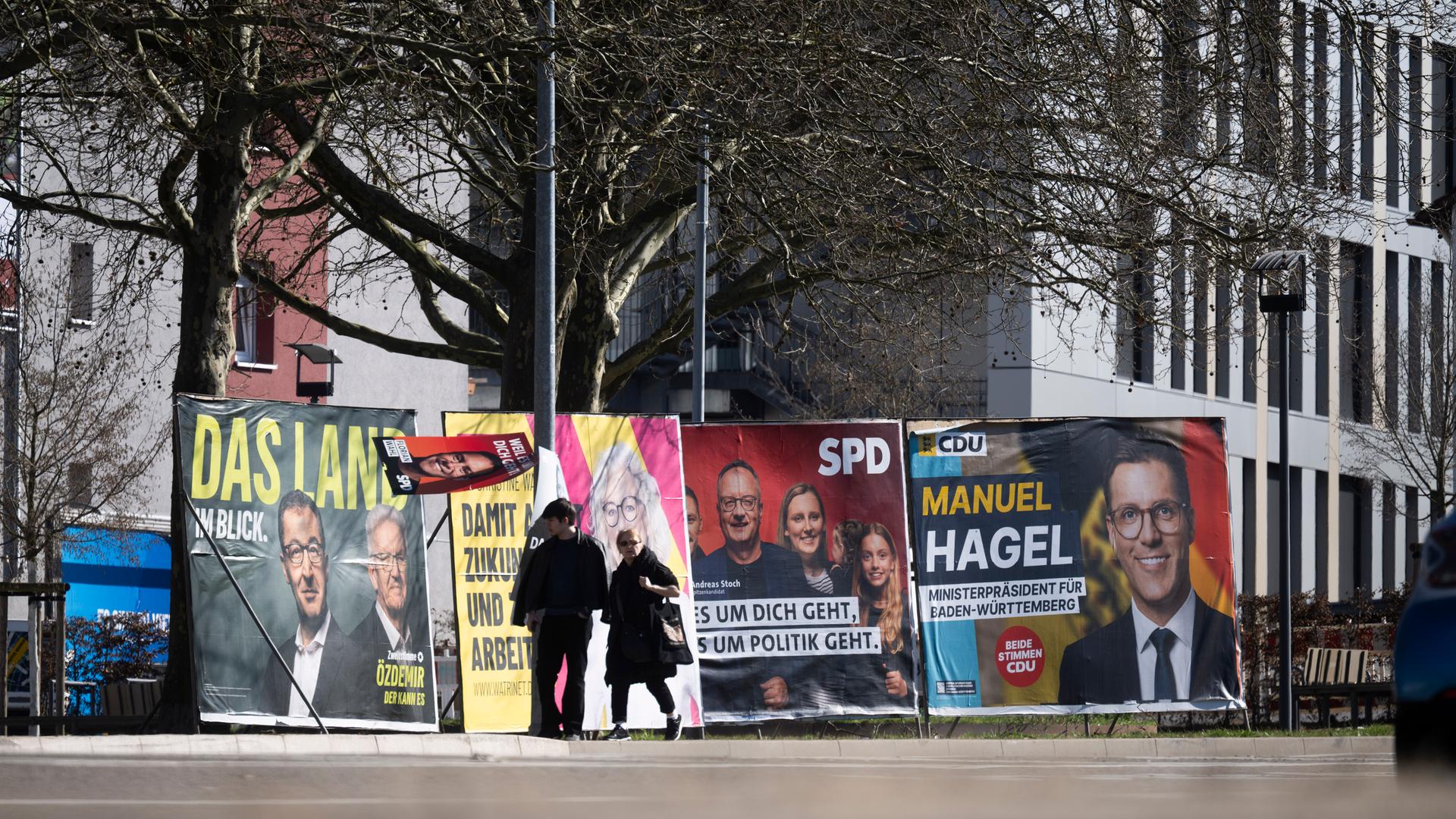 Wahlplakate zur Landtagswahl in Baden-Württemberg an einer Straße.