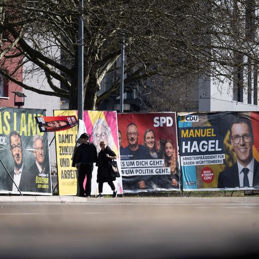 Wahlplakate zur Landtagswahl in Baden-Württemberg an einer Straße.