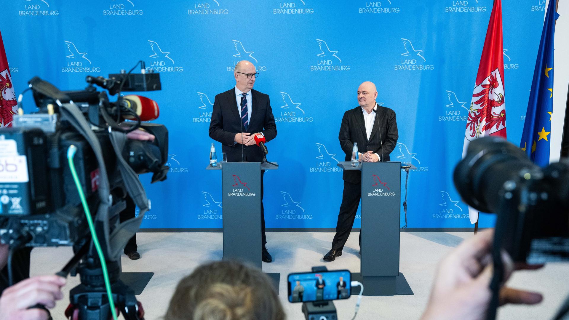 Dietmar Woidke (SPD, l), Ministerpräsident von Brandenburg, und Robert Crumbach, aus dem BSW und der BSW-Fraktion ausgetretener Vize-Ministerpräsident, geben in der Staatskanzlei von Brandenburg ein Presse-Statement ab (6.01.2026)