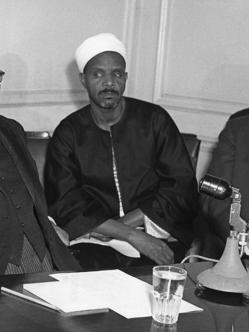 15.11.1954: Sudans erster Premierminister Sayed Ismail El Azhari (links) bei einer Pressekonferenz in London. Neben ihm der sudanesische Justizminister Ali Abd El Rahman und Sozialminister Sayed Yahia Fadly. Bei den Parlamentswahlen 1954 gewannen El…