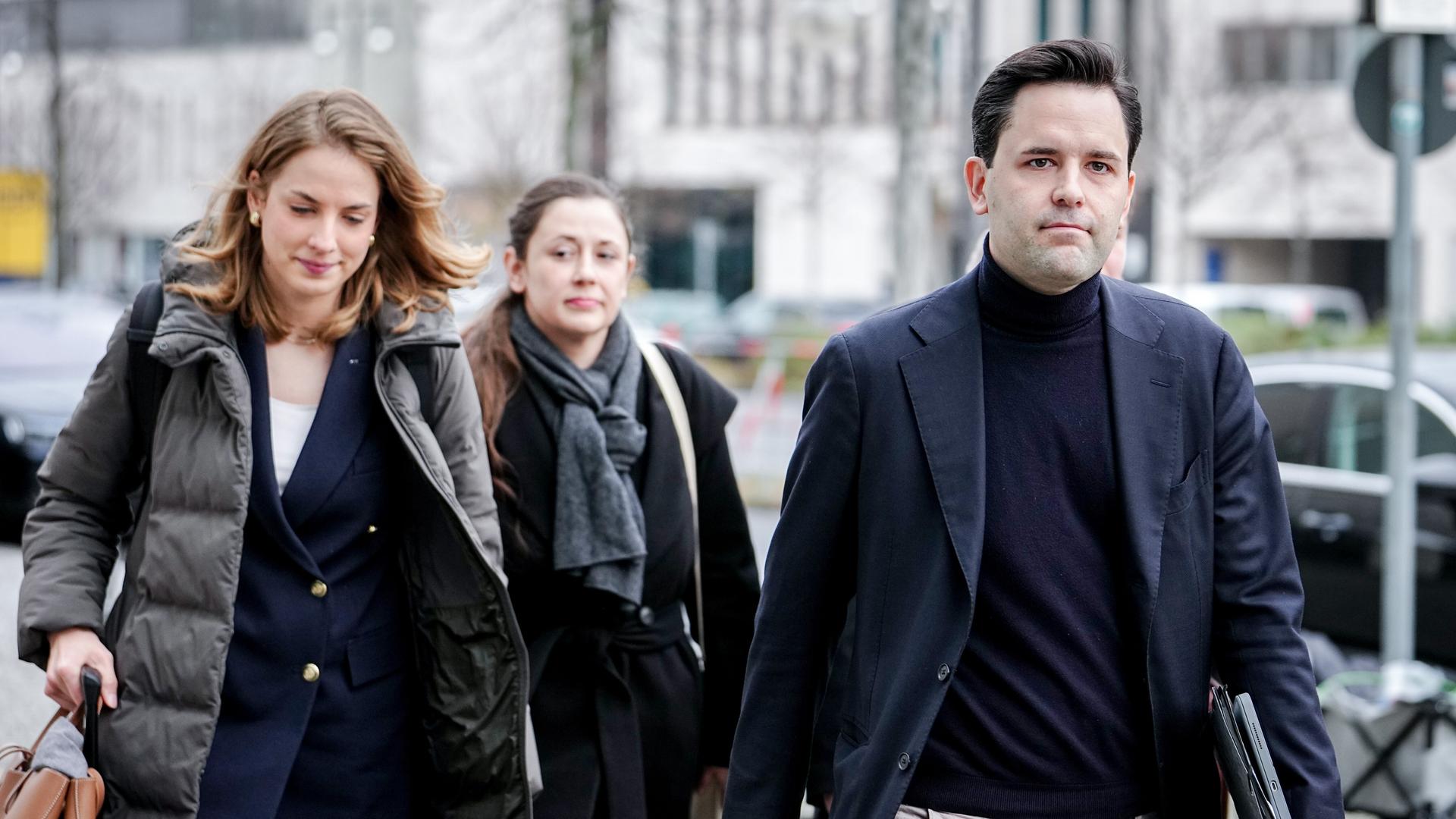 Johannes Winkel (r), Vorsitzender der Jungen Union (JU), Wiebke Winter (l), Fraktionsvorsitzende der CDU-Fraktion Bremen, und Jessica Steiner, Mitglied des CDU-Bundesvorstands, kommen zur Sitzung des CDU-Bundespräsidiums im Konrad-Adenauer-Haus.