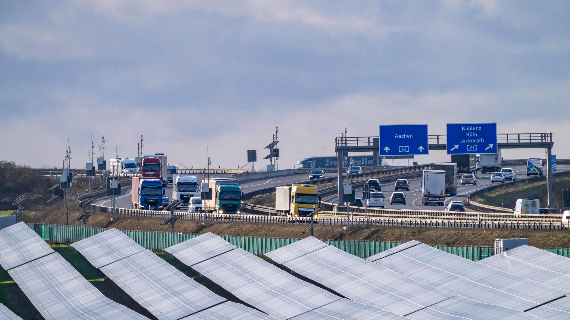 20 MWp Freiflächen Photovoltaikanlage, von RWE, mit über 36600 Solarmodulen, in einem 200 Meter Randstreifen, über 1 Km lang, entlang der Autobahn A44 bei Bedburg, am Dreieck Jackerath, rekultiviertes Tagebaugelände, NRW, Deutschland 20 MWp Freiflächen Photovoltaikanlage, von RWE, mit über 36600 Solarmodulen, in einem 200 Meter Randstreifen, über 1 Km lang, entlang der Autobahn A44 bei Bedburg, am Dreieck Jackerath, rekultiviertes Tagebaugelände, NRW, Deutschland