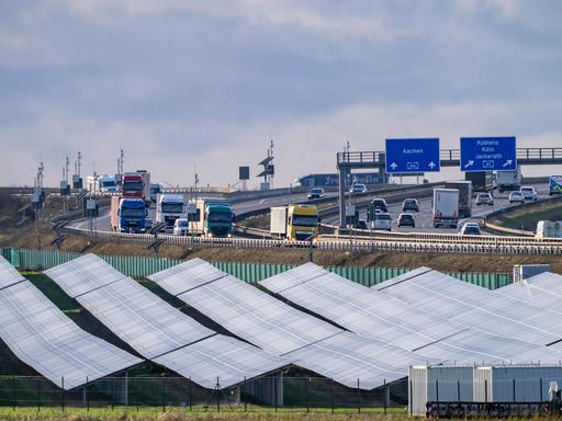 20 MWp Freiflächen Photovoltaikanlage, von RWE, mit über 36600 Solarmodulen, in einem 200 Meter Randstreifen, über 1 Km lang, entlang der Autobahn A44 bei Bedburg, am Dreieck Jackerath, rekultiviertes Tagebaugelände, NRW, Deutschland