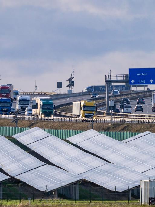 20 MWp Freiflächen Photovoltaikanlage, von RWE, mit über 36600 Solarmodulen, in einem 200 Meter Randstreifen, über 1 Km lang, entlang der Autobahn A44 bei Bedburg, am Dreieck Jackerath, rekultiviertes Tagebaugelände, NRW, Deutschland
