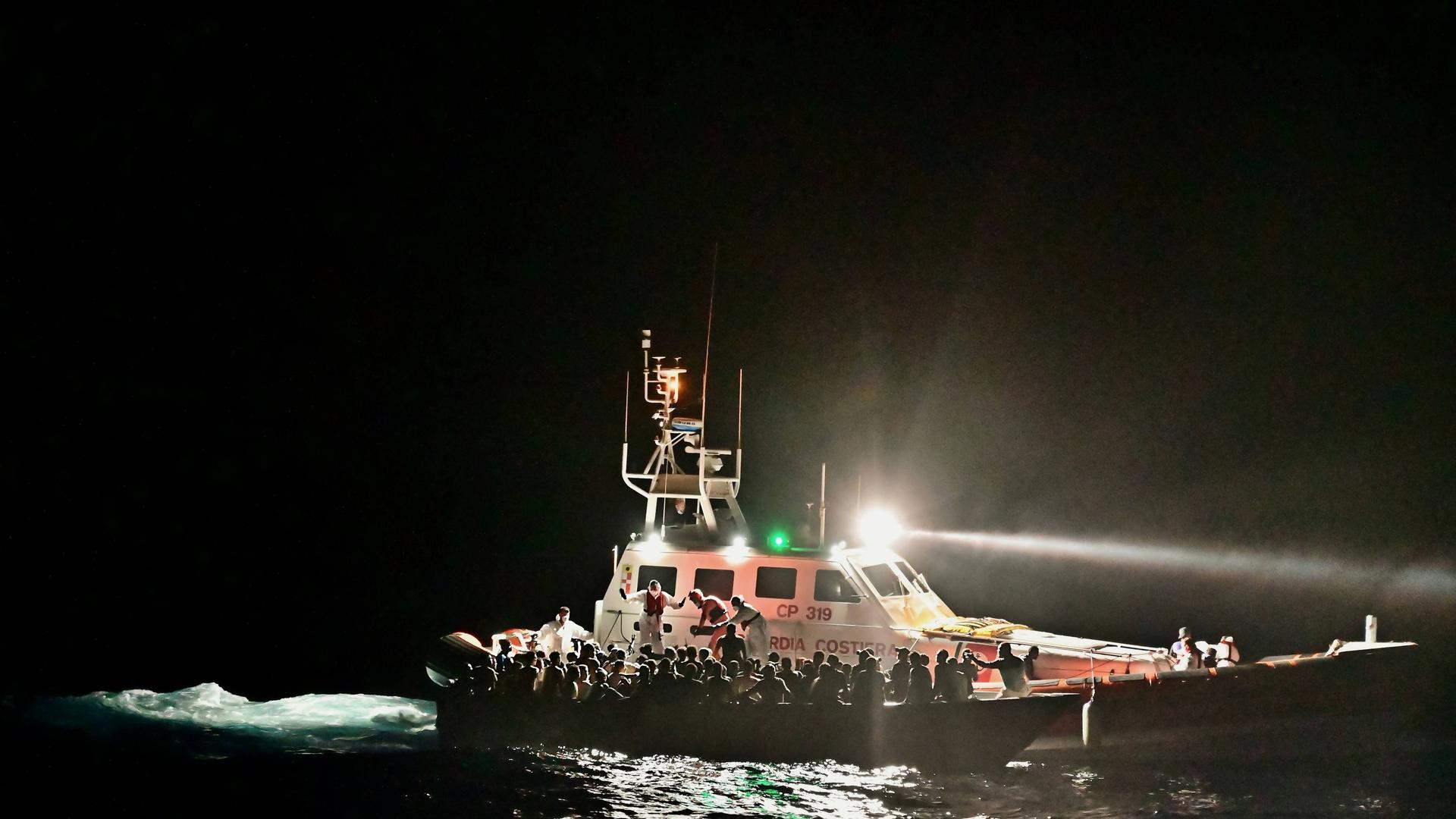 Mittelmeer: Schiffe der Italienischen Küstenwache evakuieren ein Boot mit Flüchtenden