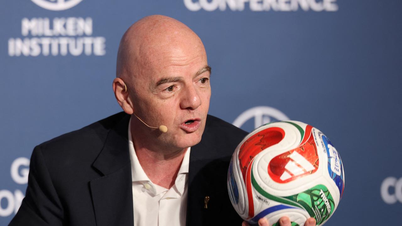 FIFA-Präsident Gianni Infantino hält einen bunten Fußball hoch
