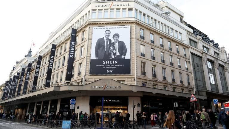 Ein großes Plakat wirbt an einer Hausfassade in Paris für Shein.