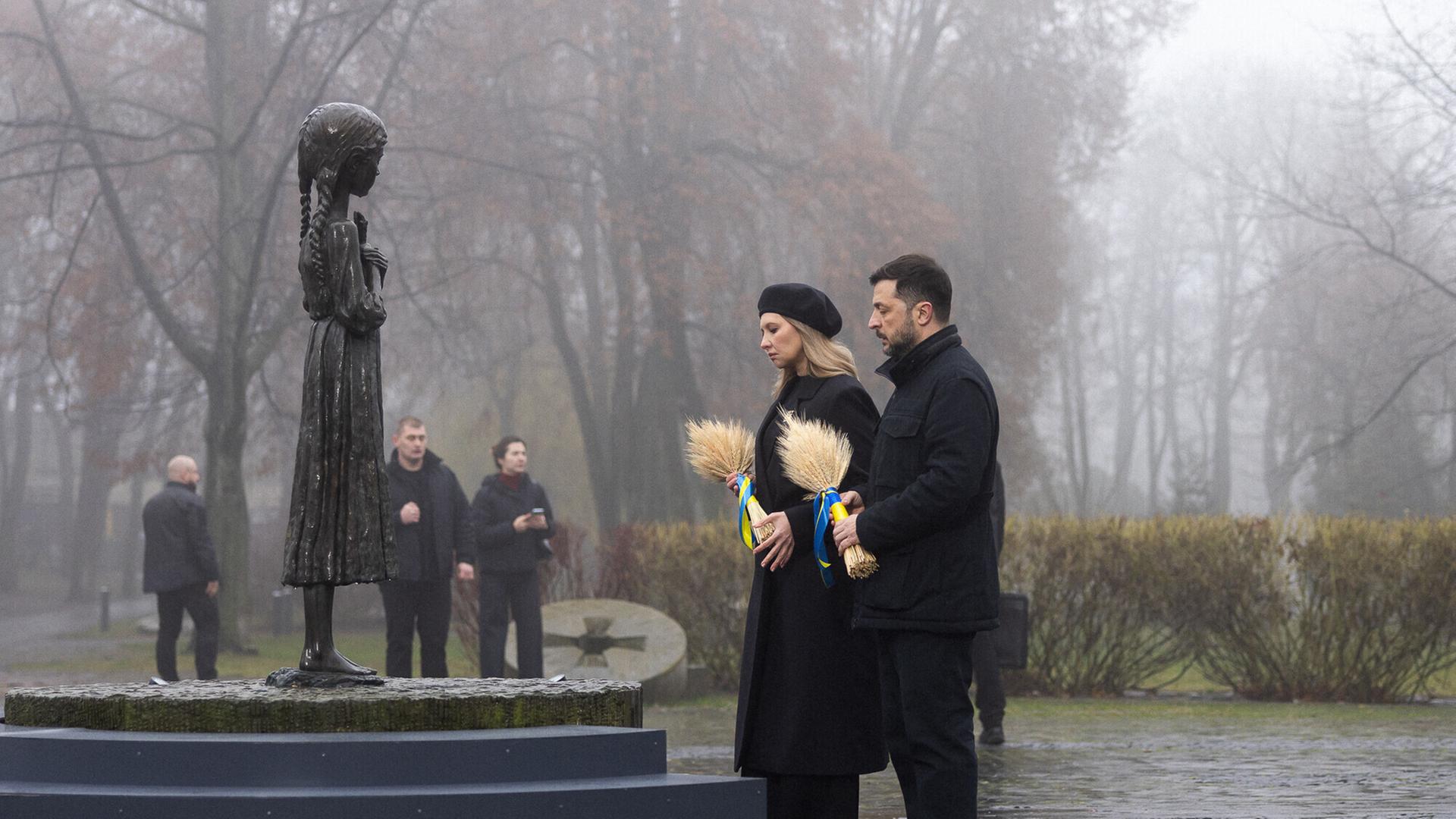 Der Präsident der Ukraine, Wolodymyr Selenskyj, und First Lady Olena Selenska gedenken der Opfer des Holodomor von 1932–1933 sowie der von Menschen verursachten Hungersnöte von 1921–1922 und 1946–1947 an dem Denkmal  "Bittere Erinnerung an die Kindheit"…