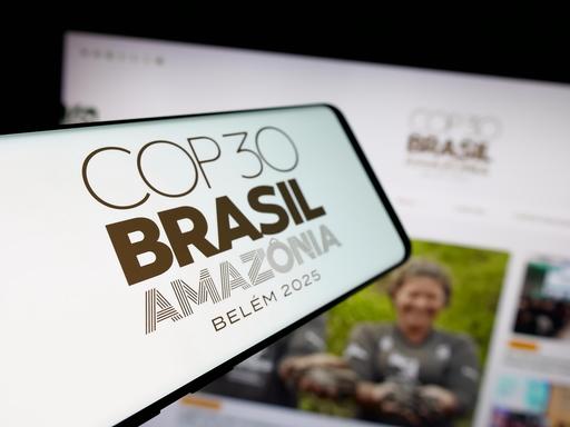Ein Smartphone mit dem Logo der UN-Klimakonferenz COP30 in Brasilien auf dem Bildschirm vor einer Website. Ein Smartphone mit dem Logo der UN-Klimakonferenz COP30 in Brasilien auf dem Bildschirm vor einer Website.