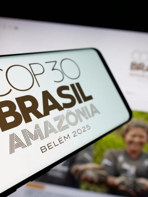 Ein Smartphone mit dem Logo der UN-Klimakonferenz COP30 in Brasilien auf dem Bildschirm vor einer Website. Ein Smartphone mit dem Logo der UN-Klimakonferenz COP30 in Brasilien auf dem Bildschirm vor einer Website.