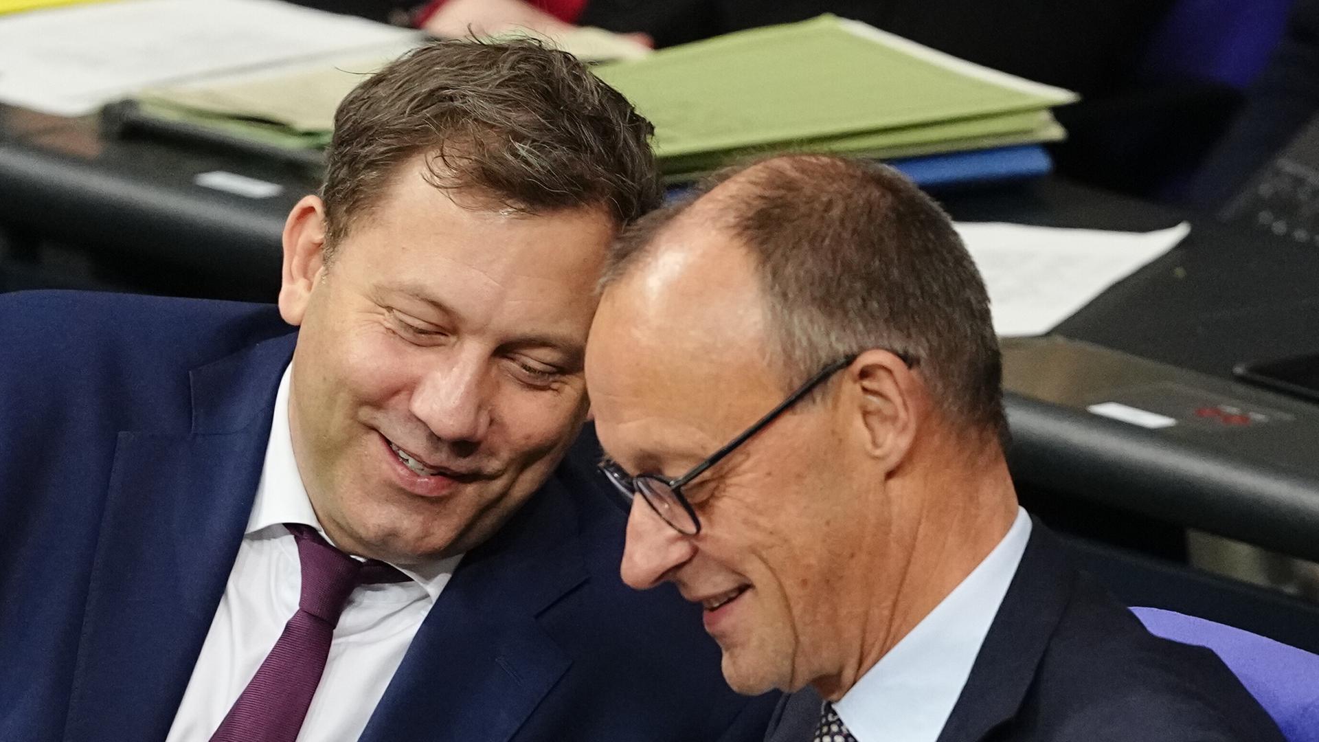Bundesfinanzminister Lars Klingbeil (SPD) spricht mit Bundeskanzler Friedrich Merz (CDU) während einer Sitzung des Bundestags.