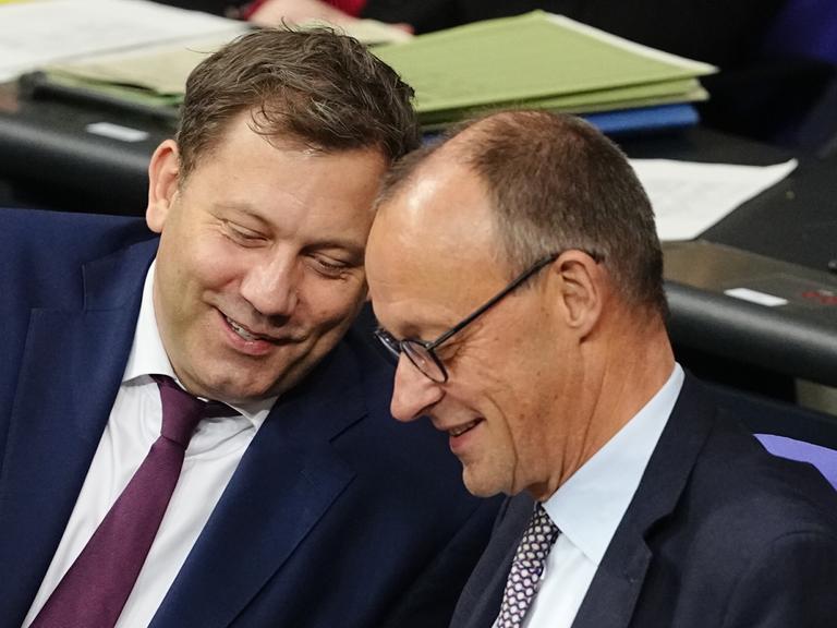 Bundesfinanzminister Lars Klingbeil (SPD) spricht mit Bundeskanzler Friedrich Merz (CDU) während einer Sitzung des Bundestags.