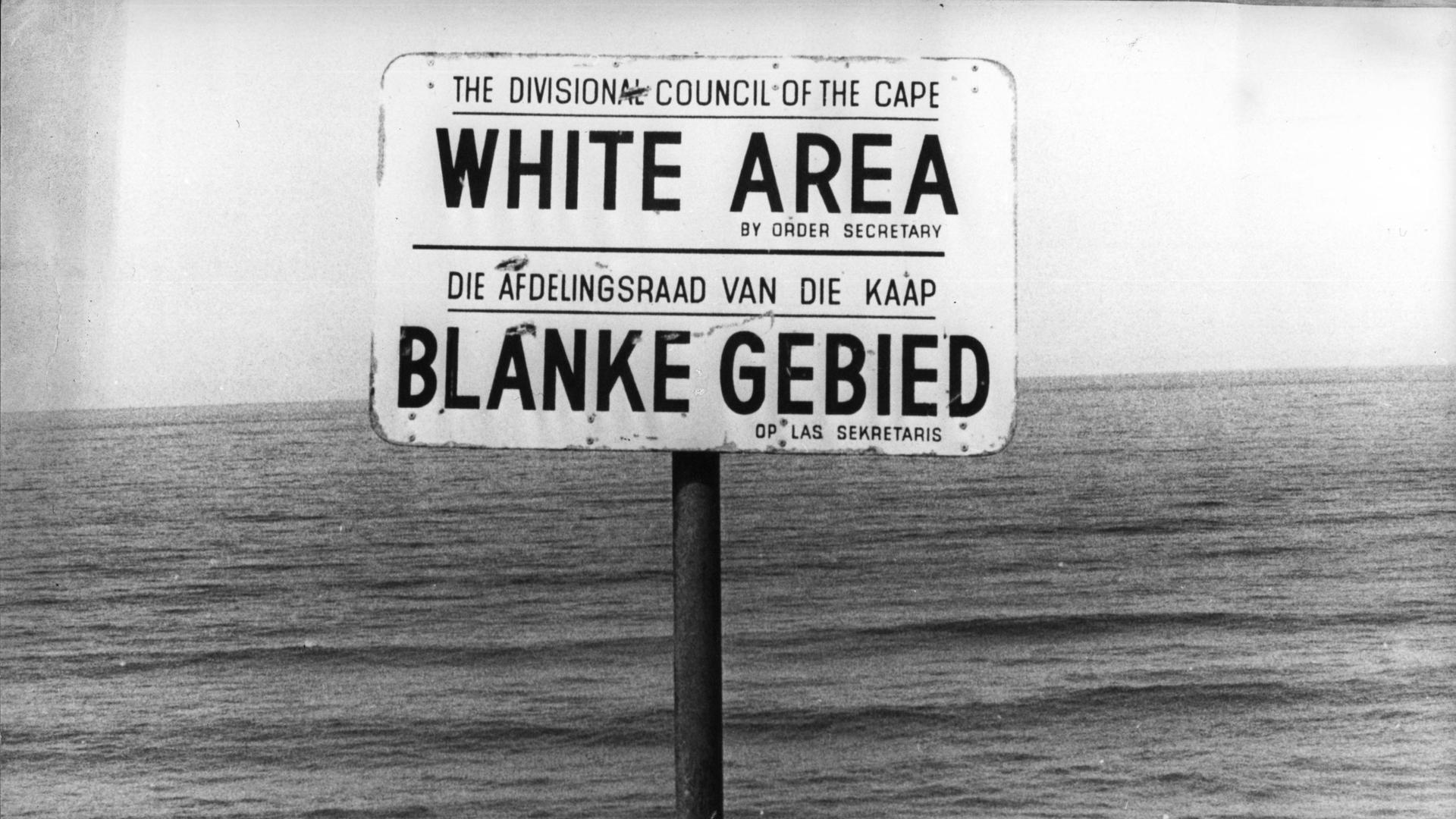 Schild bei Kapstadt 1976: Strand nur für Weiße. Ein diskriminierendes Apartheid-Zeichen. Schild bei Kapstadt 1976: Strand nur für Weiße. Ein diskriminierendes Apartheid-Zeichen.