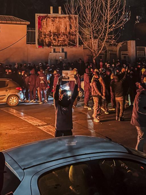 Menschen im Iran protestieren auf der Straße