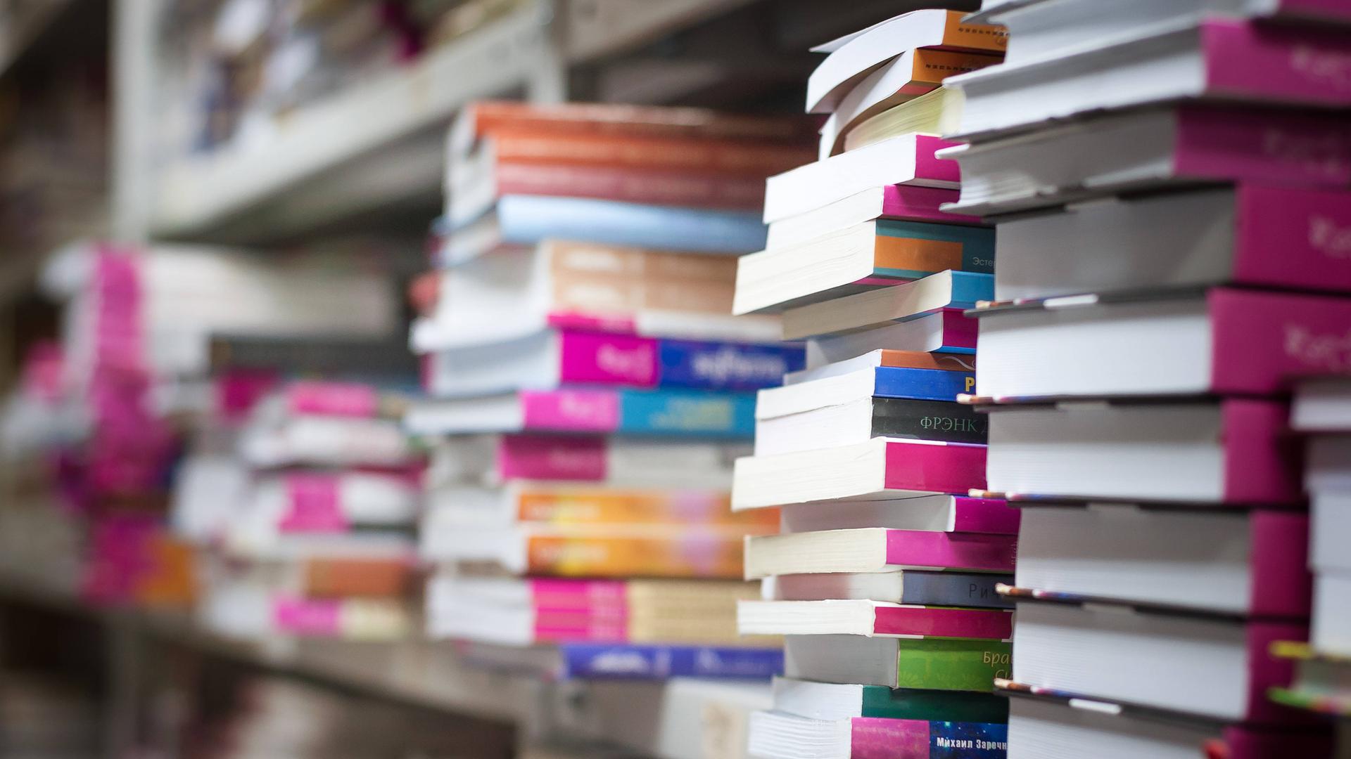 Viele Bücher liegen in einem Regal
