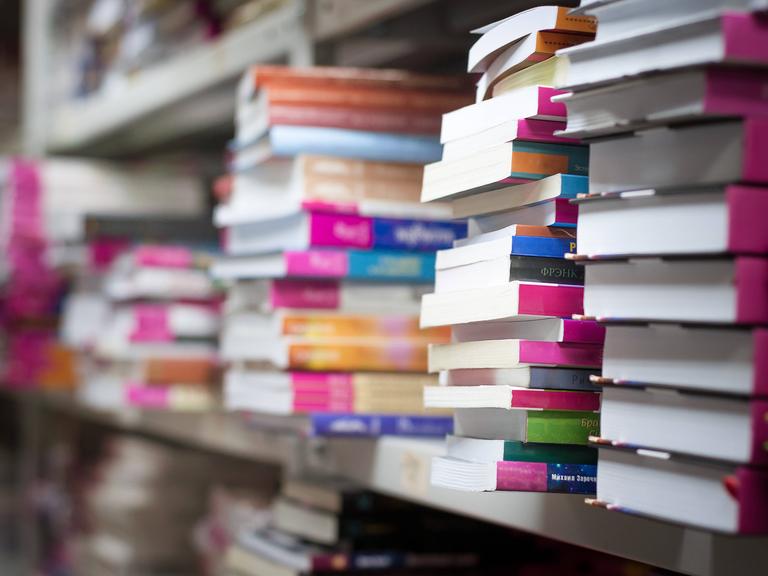 Viele Bücher liegen in einem Regal Viele Bücher liegen in einem Regal