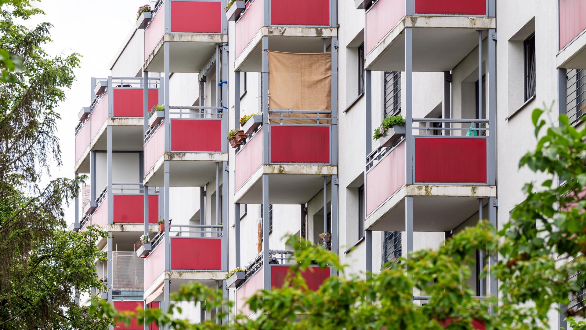 Rot verkleidete Balkons an einem Mehrfamilienhaus (Berlin, 03.06.2026) Rot verkleidete Balkons an einem Mehrfamilienhaus (Berlin, 03.06.2026)