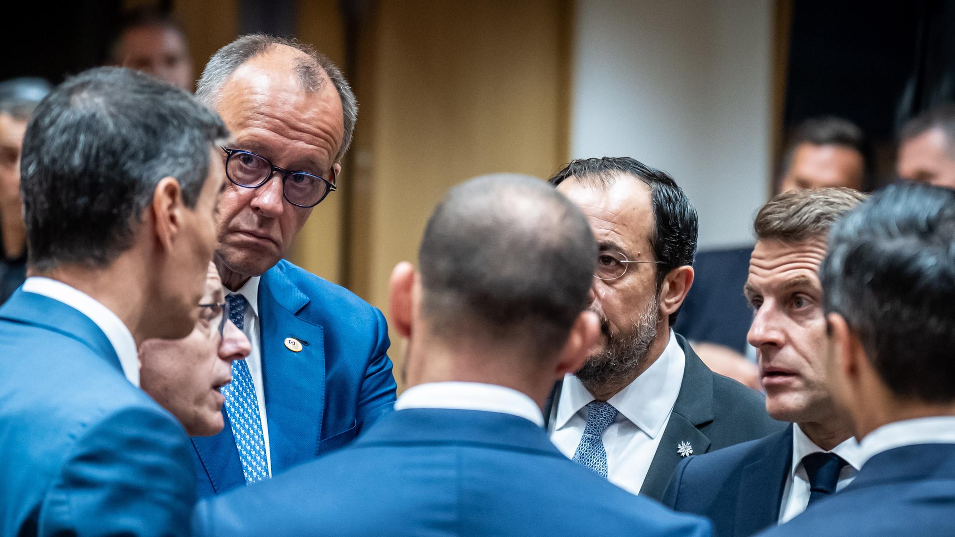 Pedro Sánchez, Ministerpräsident von Spanien, Luc Frieden, Premierminister von Luxemburg, Bundeskanzler Friedrich Merz (CDU), Robert Abela, Premierminister von Malta (von hinten), Nikos Christodoulides, Präsident von Zypern, Emmanuel Macron, Präsident… Pedro Sánchez, Ministerpräsident von Spanien, Luc Frieden, Premierminister von Luxemburg, Bundeskanzler Friedrich Merz (CDU), Robert Abela, Premierminister von Malta (von hinten), Nikos Christodoulides, Präsident von Zypern, Emmanuel Macron, Präsident…