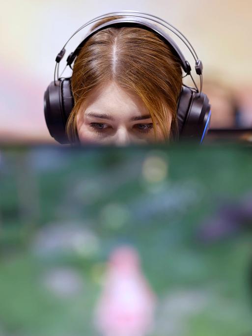 Besucher testen Videospiele auf der Gamescom 2024. Erstmals sind über 1400 Aussteller zu der Video- und Computerspielmesse präsent.