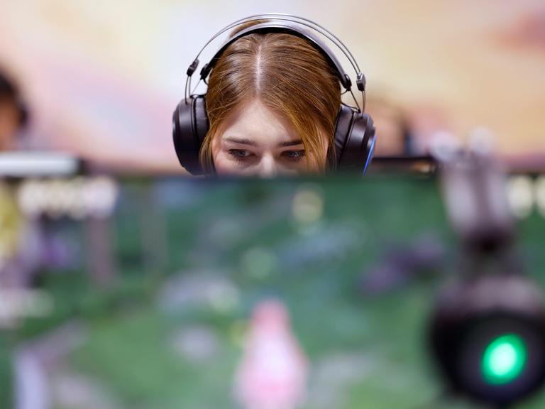 Besucher testen Videospiele auf der Gamescom 2024. Erstmals sind über 1400 Aussteller zu der Video- und Computerspielmesse präsent.