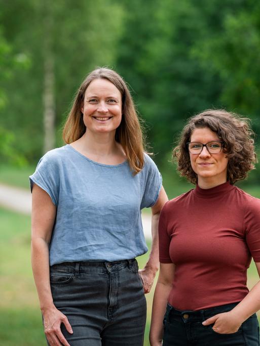 Ann-Kathrin Horn und Ann-Kathrin Büüsker stehen nebeneinander auf einer grünen Wiese, im Hintergrund Bäume