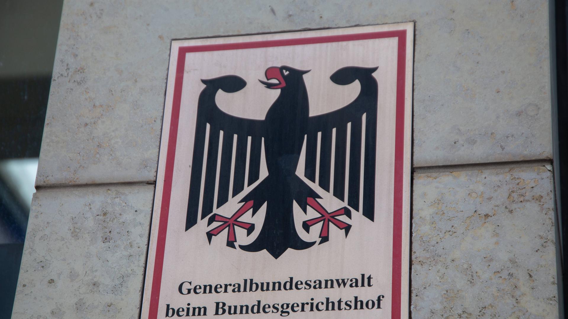 Das Schild GENERALBUNDESANWALT BEIM BUNDESGERICHTSHOF an einem Mauerpfeiler